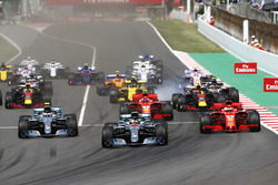 Start: Lewis Hamilton, Mercedes AMG F1 W09, leads Valtteri Bottas, Mercedes AMG F1 W09, Sebastian Vettel, Ferrari SF71H, Kimi Raikkonen, Ferrari SF71H, Max Verstappen, Red Bull Racing RB14 and the rest of the pack