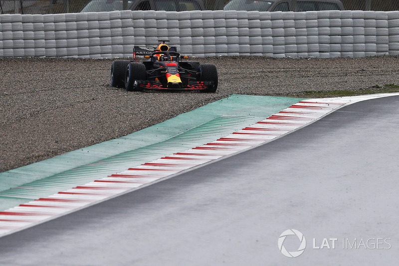 Daniel Ricciardo, Red Bull Racing RB14, rientra in pista