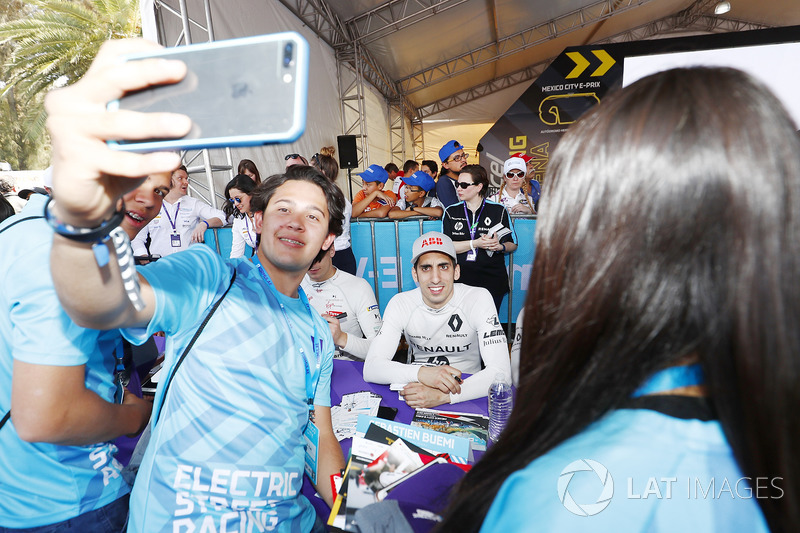 Sébastien Buemi, Renault e.Dams, poses for a selfie with a fan