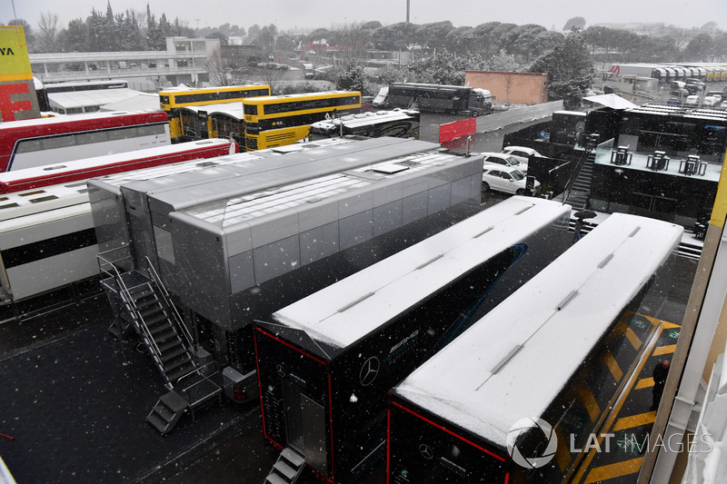 Camion nel Paddock mentre la neve ferma la terza giornata di test