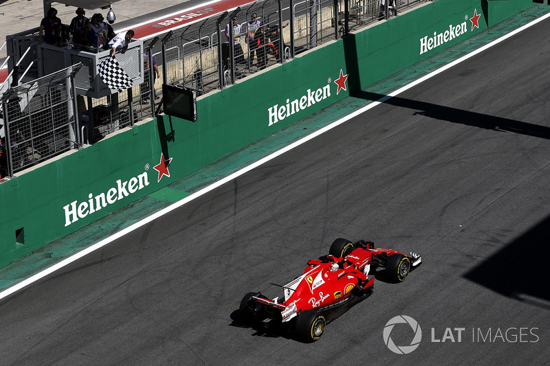 Sebastian Vettel, Ferrari SF70H pakt de zege aan de finish