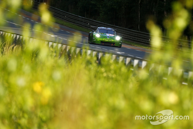#90 TF Sport Aston Martin Vantage: Salih Yoluc, Euan Alers-Hankey, Charles Eastwood