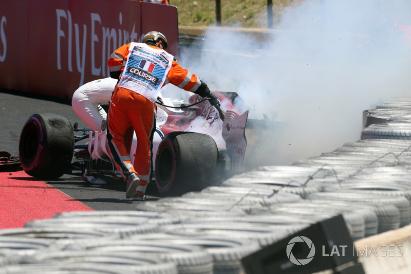 Marcus Ericsson, Sauber C37 choca en la PL1 y se incendia