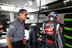 Guenther Steiner Director del equipo, Haas F1, y Romain Grosjean, Haas F1 Team