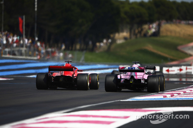 Sebastian Vettel, Ferrari SF71H, pasa a Sergio Perez, Force India VJM11