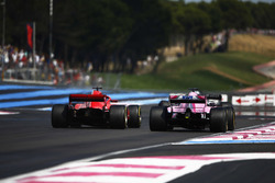 Sebastian Vettel, Ferrari SF71H, passe Sergio Perez, Force India VJM11