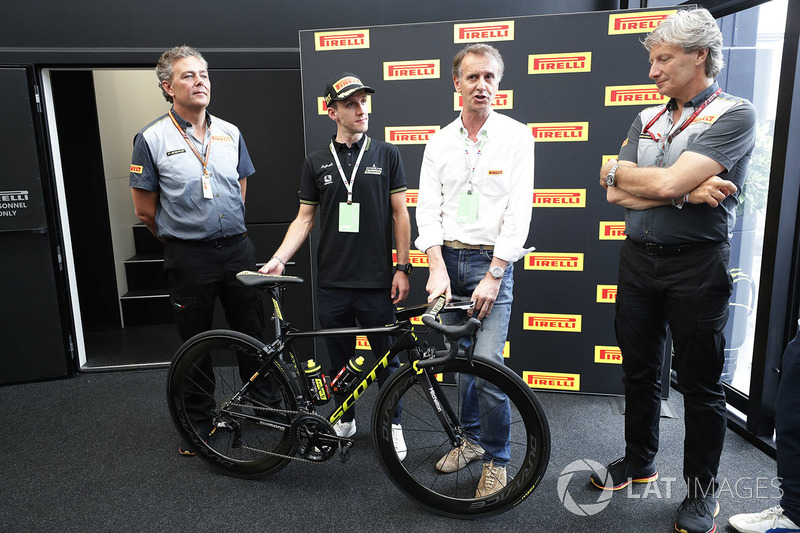 Mario Isola, Pirelli Motorsport, el ciclista Simon Yates, de Michelton-Scott
