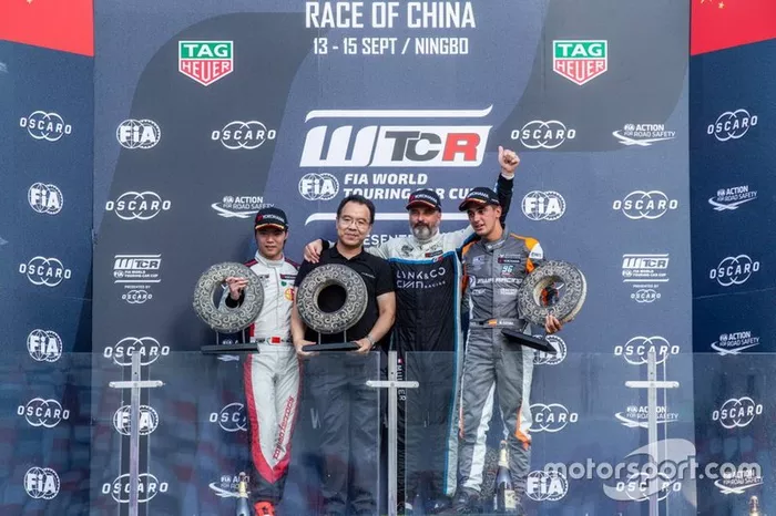 Podio: il vincitore della gara Yvan Muller, Cyan Racing Lynk & Co 03 TCR, secondo classificato Ma Qing Hua, Team Mulsanne Alfa Romeo Giulietta TCR, terzo classificato Mikel Azcona, PWR Racing CUPRA TCR