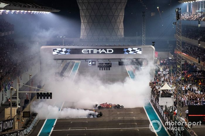 Se realizan donuts para celebrar el final de la carrera