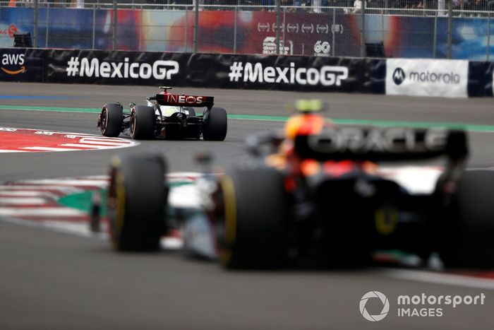 Lewis Hamilton, Mercedes W13, Sergio Pérez, Red Bull Racing RB18