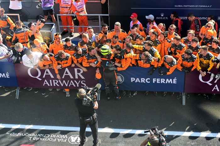 Lando Norris, McLaren, 2ª posición, celebra con su equipo en Parc Ferme