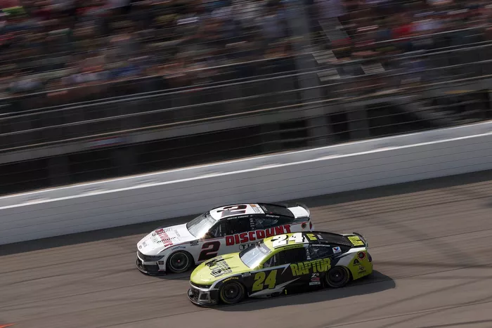 Austin Cindric, Team Penske Ford, William Byron, Hendrick Motorsports Chevrolet