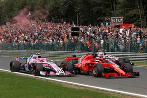 Esteban Ocon, Racing Point Force India VJM11, Sebastian Vettel, Ferrari SF71H, Lewis Hamilton, Mercedes AMG F1 W09 and Sergio Perez, Racing Point Force India VJM11 on lap 1