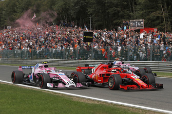 Esteban Ocon, Racing Point Force India VJM11, Sebastian Vettel, Ferrari SF71H, Lewis Hamilton, Mercedes AMG F1 W09 e Sergio Perez, Racing Point Force India VJM11, al primo giro