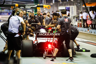 Romain Grosjean, Haas F1 Team VF-18, dans les stands