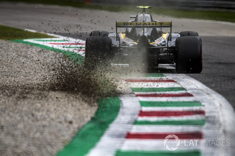 Carlos Sainz Jr., Renault Sport F1 Team RS 18, pisa la grava