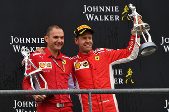 Sebastian Vettel, Ferrari e David Sanchez, Ferrari, festeggia sul podio con i trofei