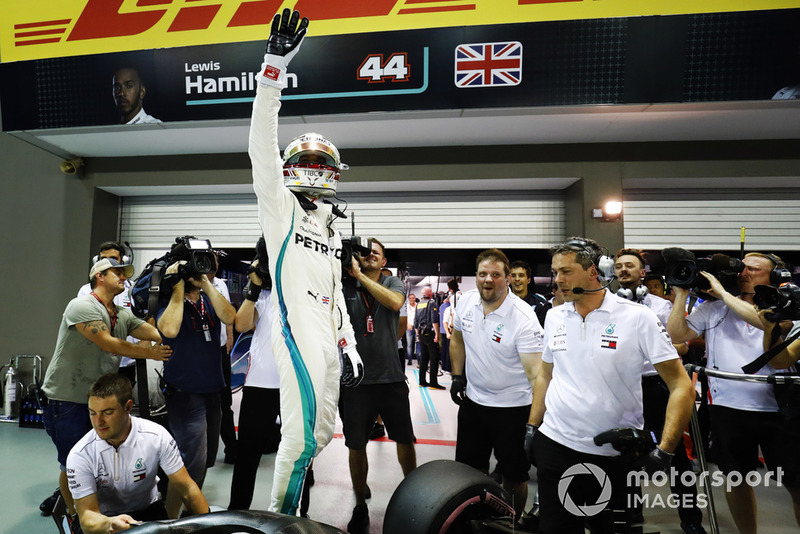 Lewis Hamilton, Mercedes AMG F1 W09 EQ Power+, celebra después de tomar Pole Position