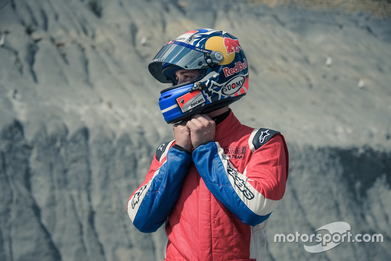 Andrea Dovizioso y Jorge Lorenzo, pilotos de MotoGP de Ducati Corse y embajadores de CUPRA, prueban el coche de competición de la marca