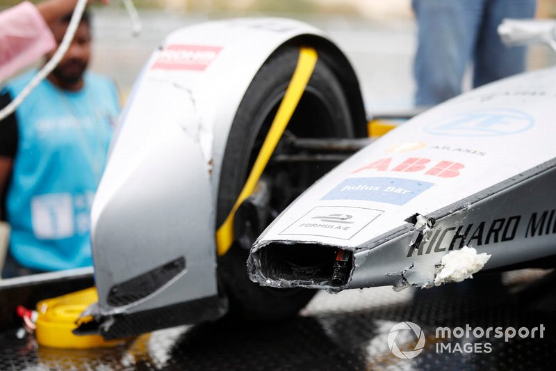 La voiture endommagée d'Edoardo Mortara, Venturi Formula E, Venturi VFE05, est ramenée au stand