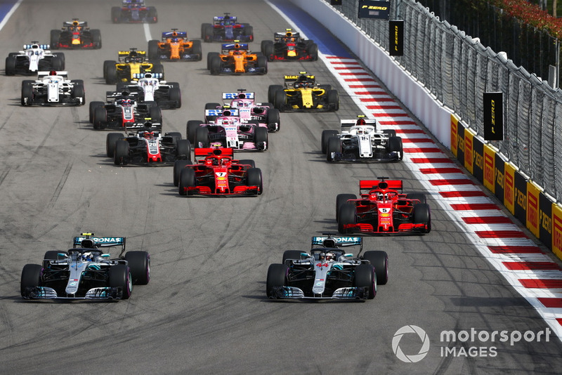 Start: Valtteri Bottas, Mercedes AMG F1 W09 lider, Lewis Hamilton, Mercedes AMG F1 W09, ve Sebastian Vettel, Ferrari SF71H