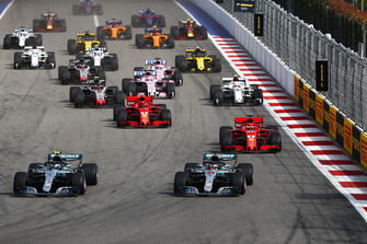 Partenza, Valtteri Bottas, Mercedes AMG F1 W09 precede Lewis Hamilton, Mercedes AMG F1 W09, e Sebastian Vettel, Ferrari SF71H