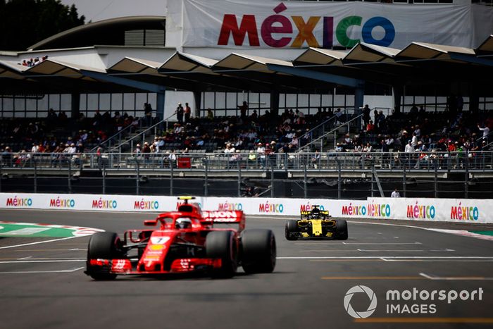Kimi Raikkonen, Ferrari SF71H, y Nico Hulkenberg, Renault Sport F1 Team R.S. 18