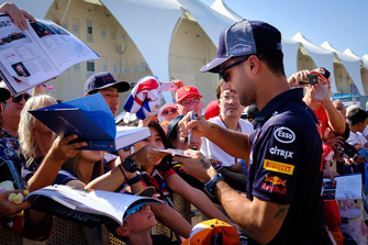 Daniel Ricciardo, Red Bull Racing RB14, fans
