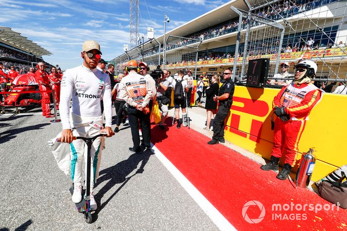 Lewis Hamilton, Mercedes AMG F1, en un sccoter