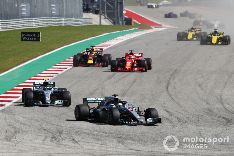 Lewis Hamilton, Mercedes AMG F1 W09 EQ Power+ precede Valtteri Bottas, Mercedes AMG F1 W09 EQ Power+, Sebastian Vettel, Ferrari SF71H e Daniel Ricciardo, Red Bull Racing RB14