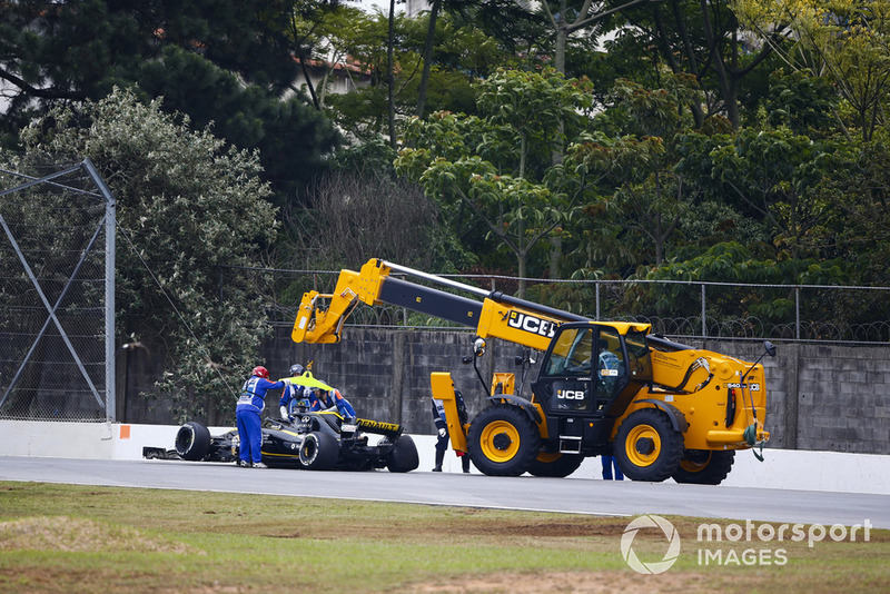 Marshals remove the wrecked Nico Hulkenberg Renault Sport F1 Team R.S. 18. in FP2.