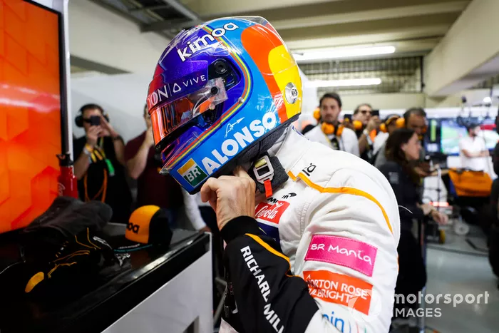Fernando Alonso, McLaren, ajusta su casco protector