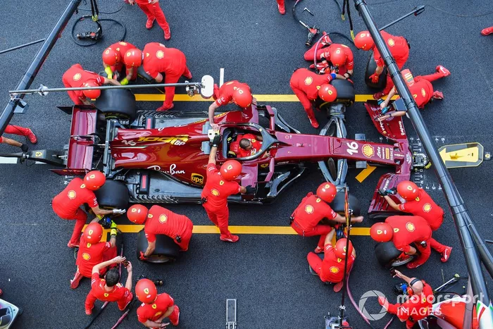 Los mecánicos de Ferrari practican una parada en boxes