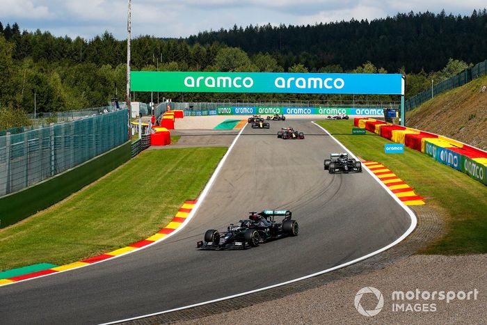 Lewis Hamilton, Mercedes F1 W11, Valtteri Bottas, Mercedes F1 W11, Max Verstappen, Red Bull Racing RB16, y el resto del pelotón en la vuelta de formación