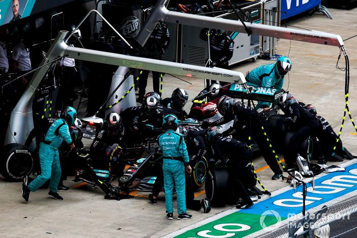 Valtteri Bottas, Mercedes W12, pit stop