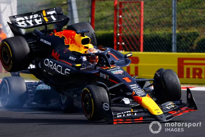 Max Verstappen, Red Bull Racing RB20, Lewis Hamilton, Mercedes F1 W15, entrent en collision.
