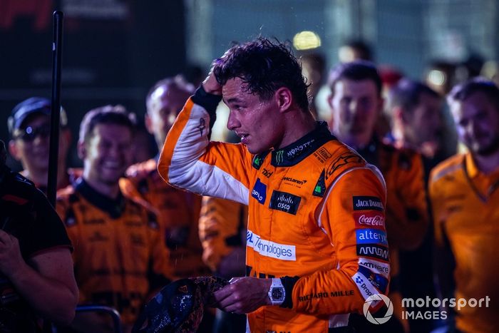 Lando Norris, McLaren F1 Team, 1ª posición, se enfría en Parc Ferme 