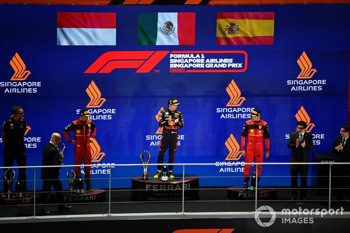 Podio: segundo lugar Charles Leclerc, Ferrari, ganador Sergio Pérez, Red Bull Racing, tercer lugar Carlos Sainz, Ferrari 