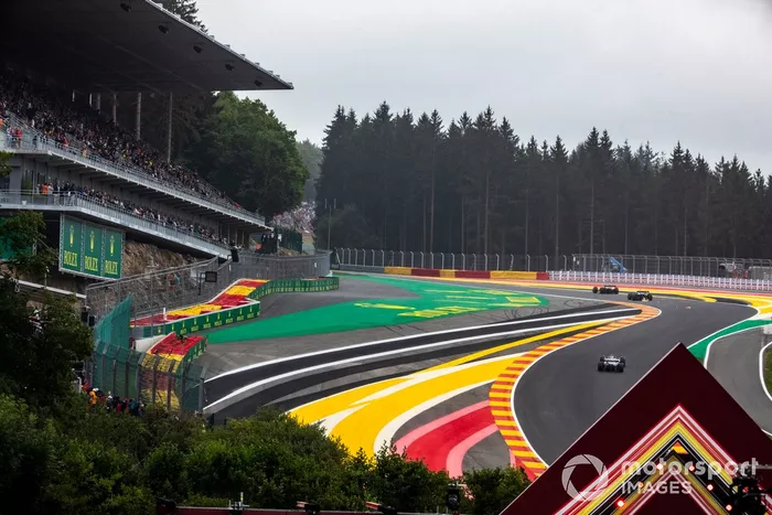 Daniel Ricciardo, McLaren MCL36, Esteban Ocon, Alpine A522, George Russell, Mercedes W13