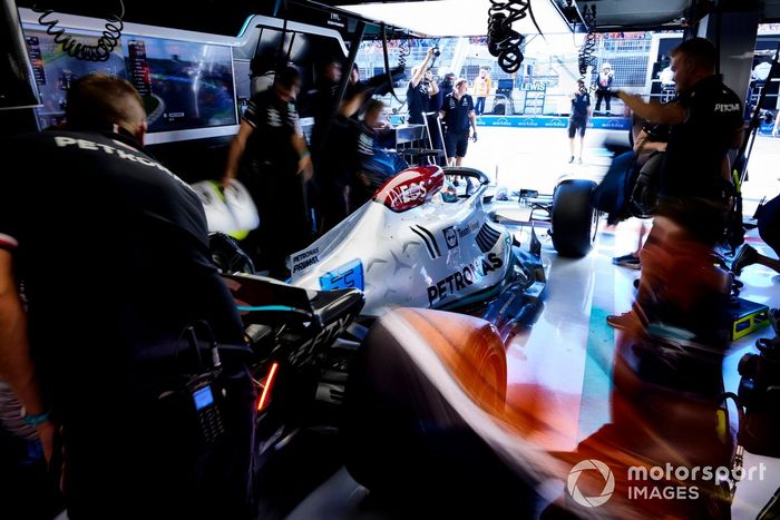 Garaje con George Russell, Mercedes W13