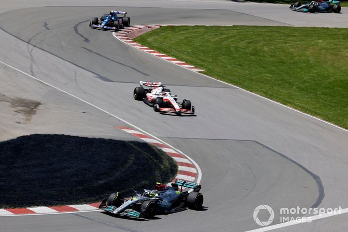 Lewis Hamilton, Mercedes W13, Kevin Magnussen, Haas VF-22, Esteban Ocon, Alpine A522