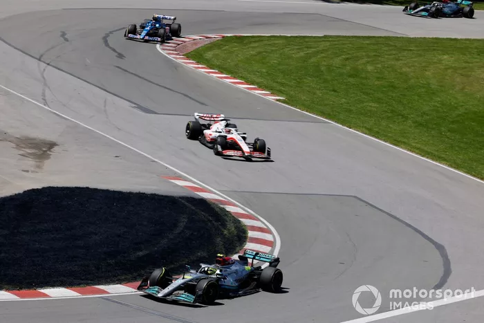 Lewis Hamilton, Mercedes W13, Kevin Magnussen, Haas VF-22, Esteban Ocon, Alpine A522