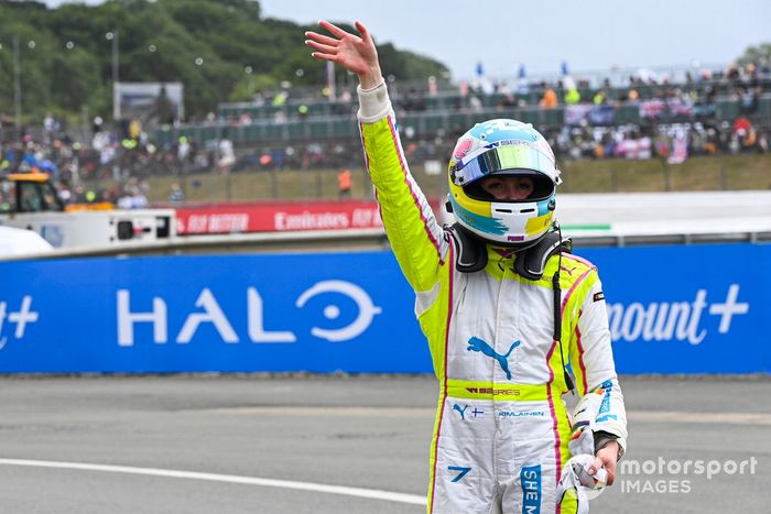 El segundo puesto de Emma Kimilainen, del equipo Jaguar W Series, se celebra en Parc Ferme 