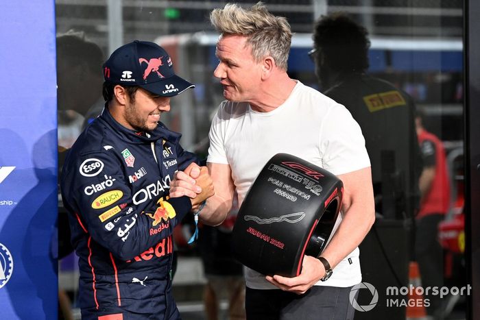 Sergio Pérez, de Red Bull Racing, recibe el premio Pirelli Pole Position de manos del Gordon Ramsay