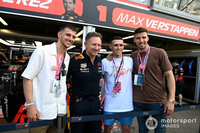Christian Horner, director del equipo Red Bull Racing, con los invitados fuera del garaje de Red Bull Racing