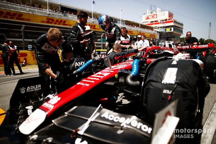 Valtteri Bottas, Alfa Romeo C42, llega a la parrilla