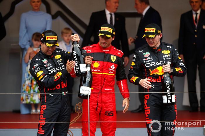 Podio: segundo lugar Carlos Sainz, Ferrari, ganador Sergio Pérez, Red Bull Racing, tercer lugar Max Verstappen, Red Bull Racing