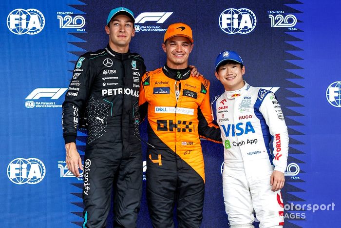Los tres primeros clasificados George Russell, Mercedes-AMG F1 Team, el hombre de la pole Lando Norris, McLaren F1 Team, Yuki Tsunoda, Visa Cash App RB F1 Team