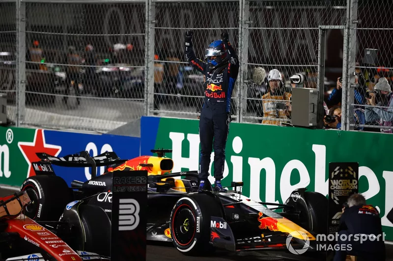 Le champion du monde Max Verstappen, Red Bull Racing célèbre au Parc Ferme 