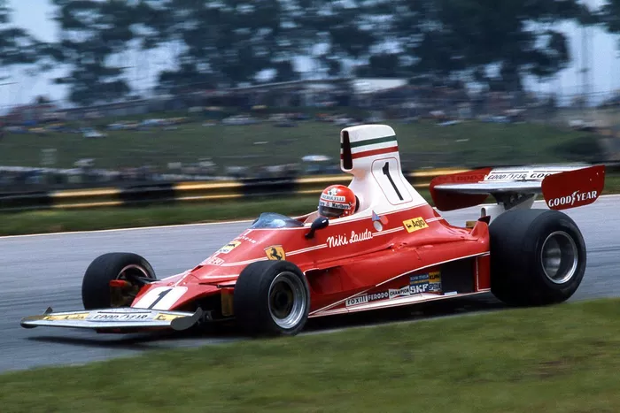 Del mismo modo, el Ferrari 312T que empezó la temporada de 1976 lucía la toma de aire mucho más alta para aprovechar la posibilidad de llevar más aire al motor
